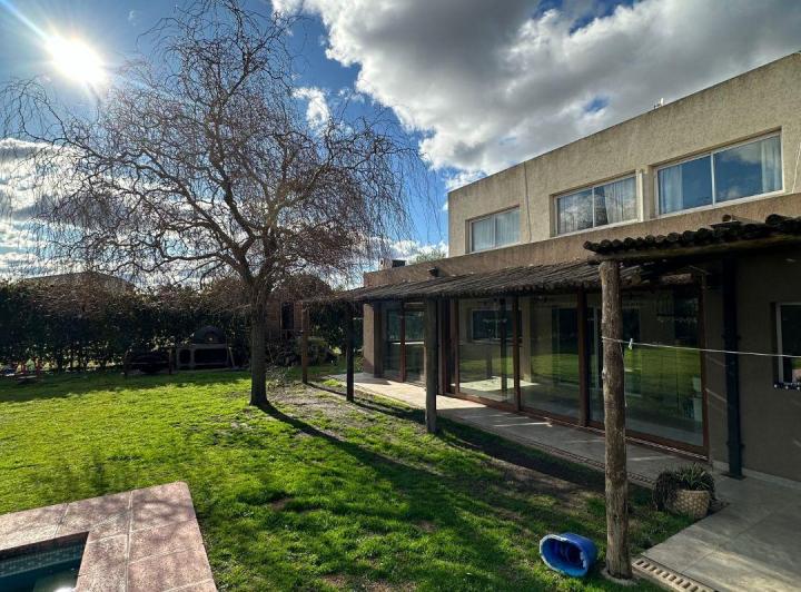 Casa · 220m² · 7 Ambientes · 2 Cocheras