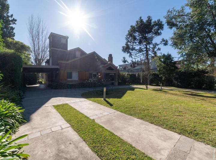 Casa · 200m² · 5 Ambientes · 2 Cocheras