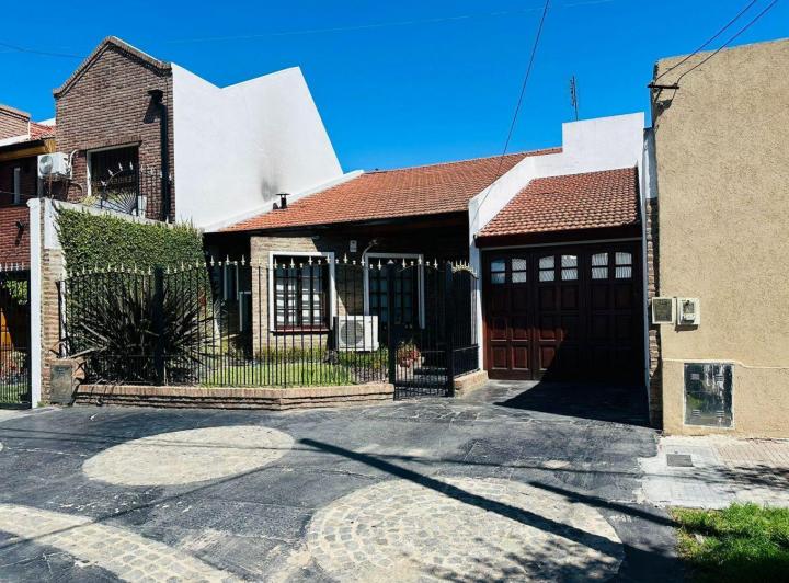 Casa · 210m² · 4 Ambientes · 1 Cochera
