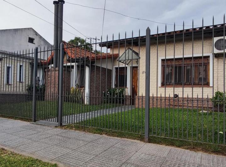 Casa · 140m² · 3 Ambientes · 2 Cocheras