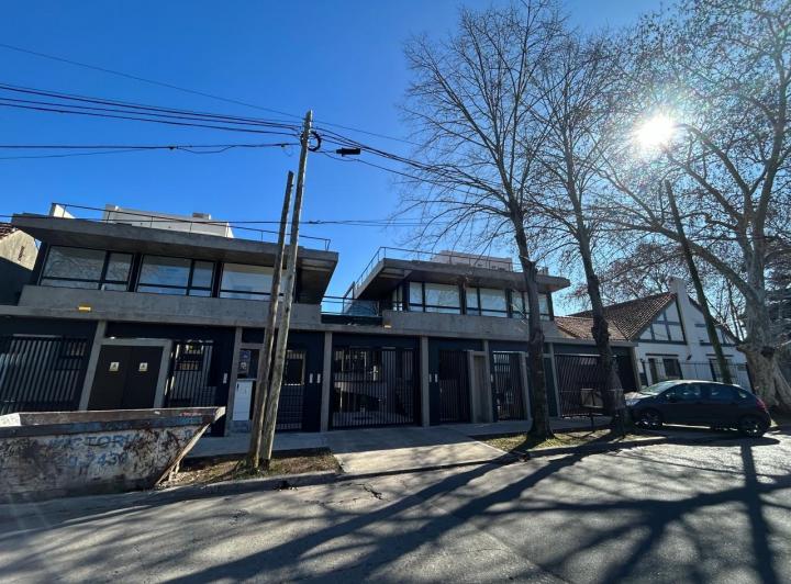 Casa · 190m² · 5 Ambientes · 2 Cocheras