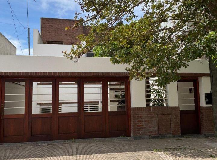 Casa · 235m² · 5 Ambientes · 2 Cocheras