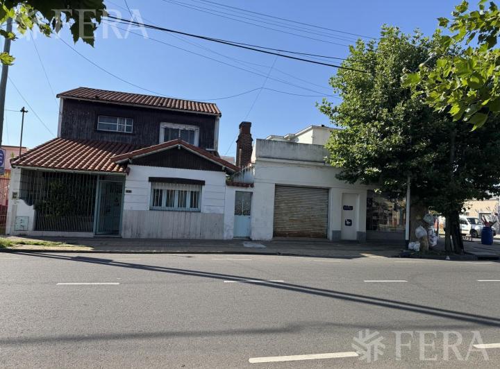 Casa · 216m² · 5 Ambientes · 2 Cocheras