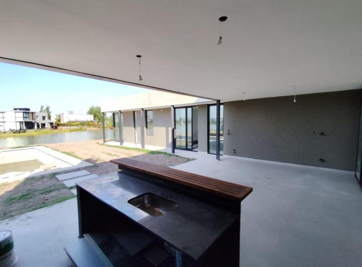 Casa · 200m² · 4 Ambientes · 1 Cochera
