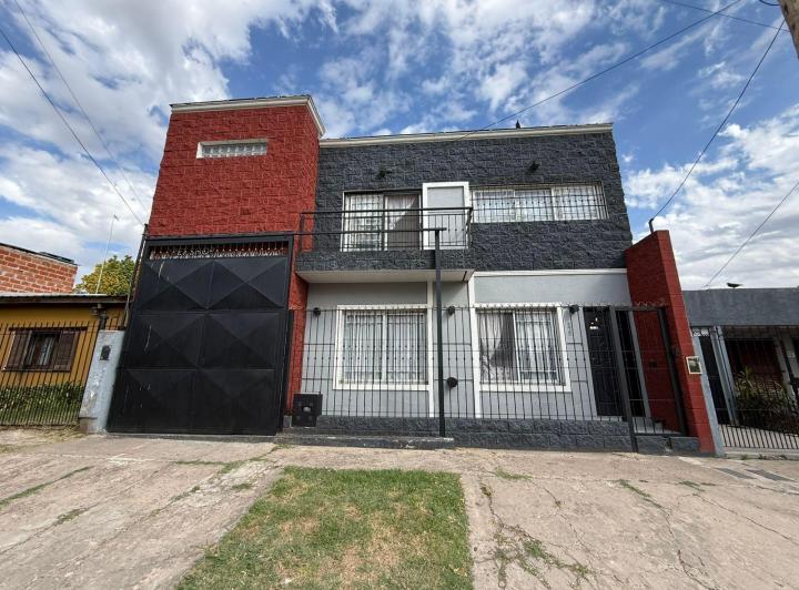 Casa · 210m² · 4 Ambientes · 2 Cocheras