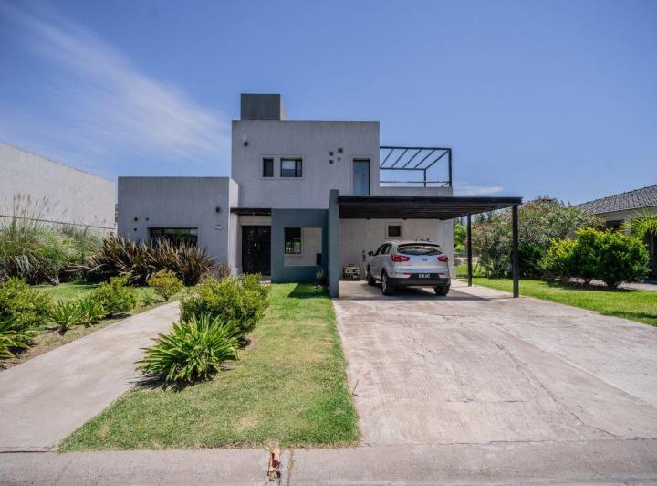 Casa · 200m² · 4 Ambientes · 2 Cocheras