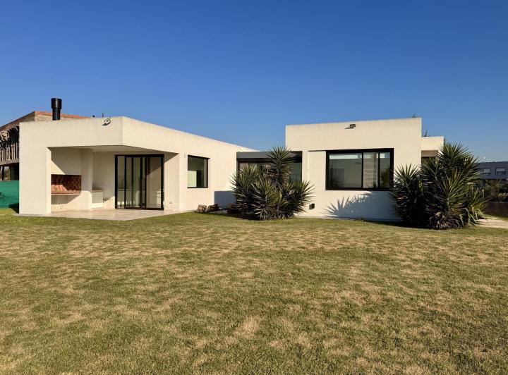 Casa · 176m² · 4 Ambientes · 3 Cocheras