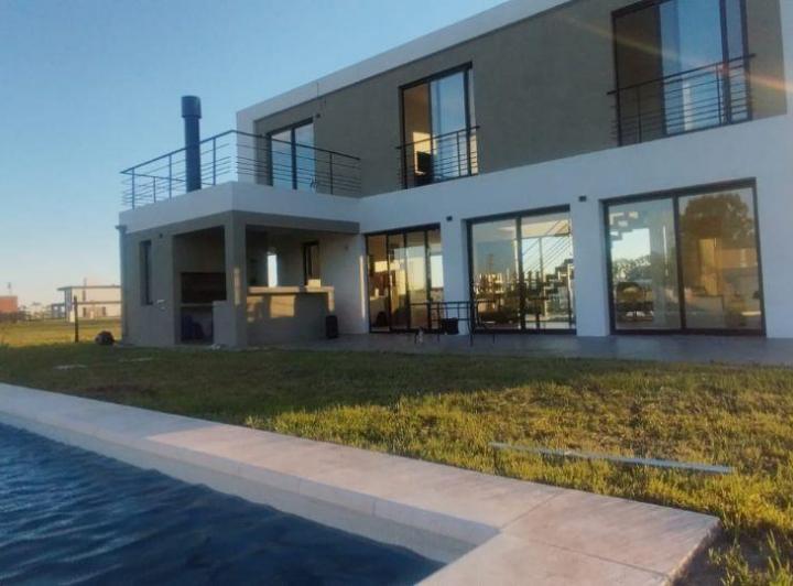 Casa · 192m² · 4 Ambientes · 1 Cochera