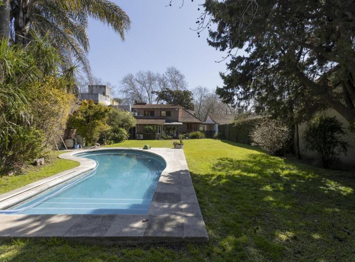 Casa · 240m² · 5 Ambientes · 1 Cochera