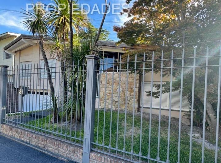 Casa · 248m² · 4 Ambientes · 3 Cocheras