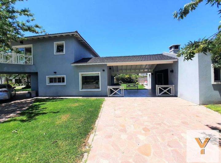 Casa · 220m² · 4 Ambientes · 1 Cochera