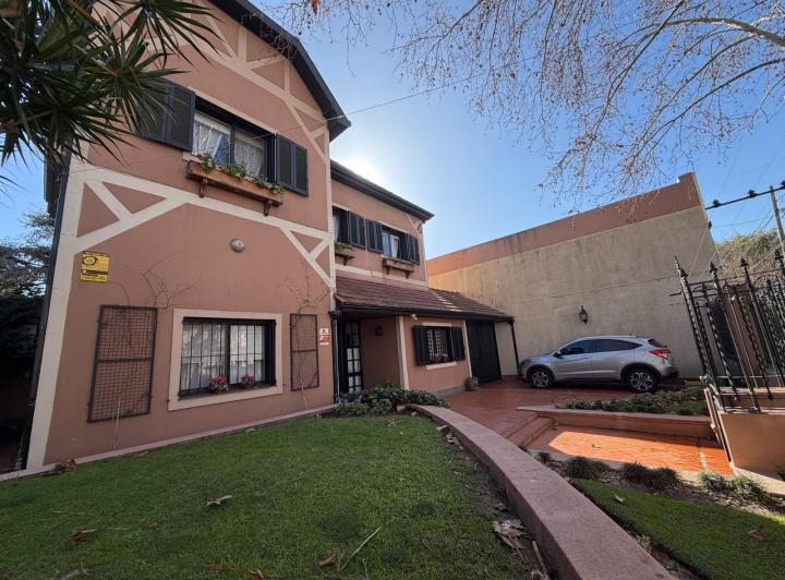 Casa · 334m² · 6 Ambientes · 5 Cocheras