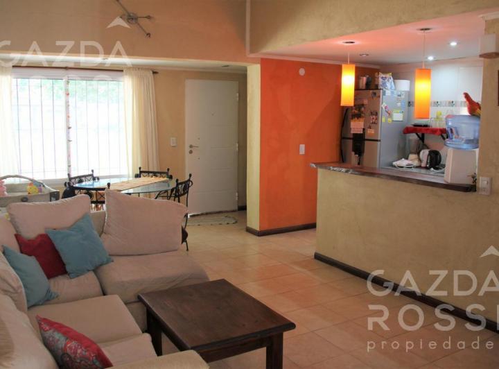 Casa · 216m² · 4 Ambientes · 1 Cochera