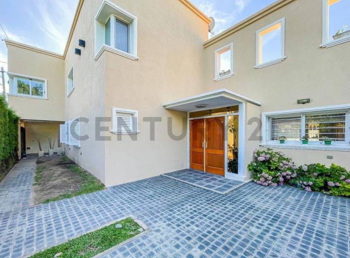 Casa · 275m² · 7 Ambientes · 3 Cocheras
