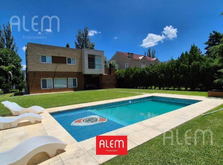 Casa · 187m² · 6 Ambientes · 2 Cocheras