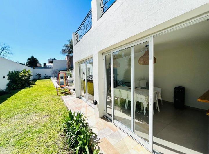 Casa · 1m² · 6 Ambientes · 3 Cocheras