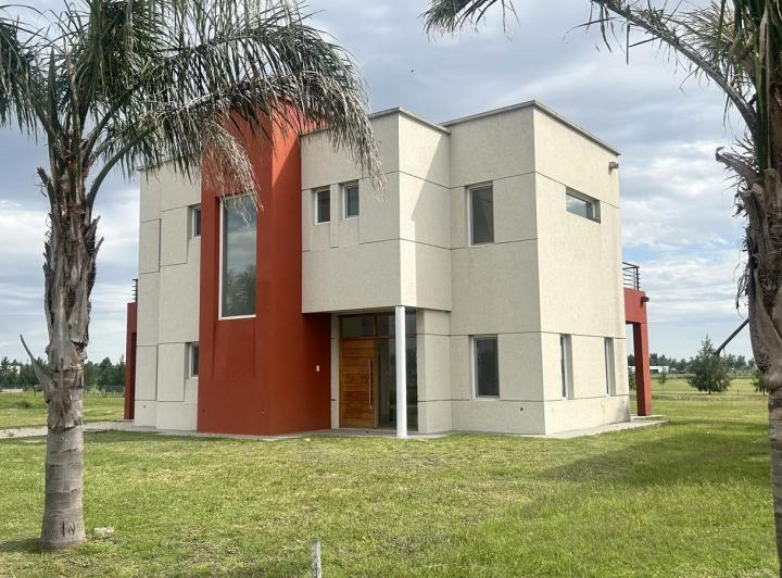 Casa · 210m² · 5 Ambientes · 1 Cochera