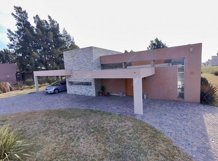 Casa · 242m² · 4 Ambientes · 3 Cocheras