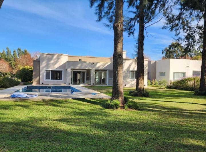 Casa · 200m² · 4 Ambientes · 2 Cocheras