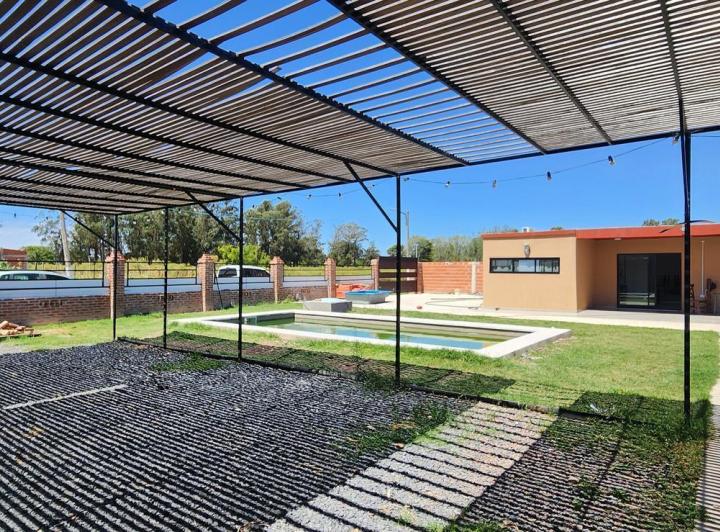Casa · 180m² · 3 Ambientes · 4 Cocheras