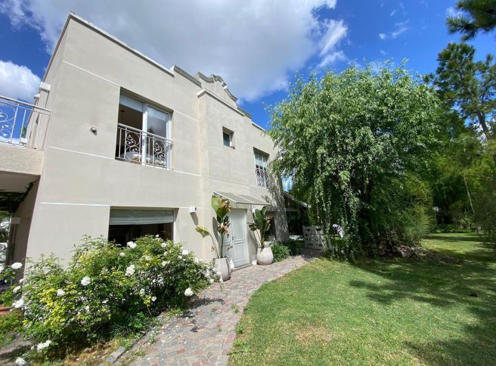 Casa · 240m² · 5 Ambientes · 1 Cochera