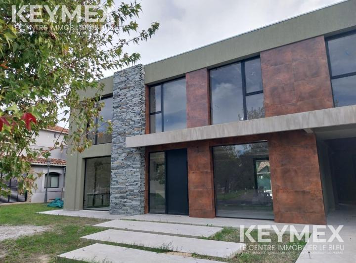 Casa · 240m² · 4 Ambientes · 8 Cocheras