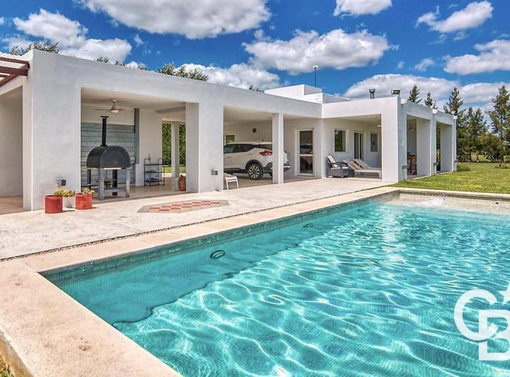 Casa · 200m² · 4 Ambientes · 2 Cocheras