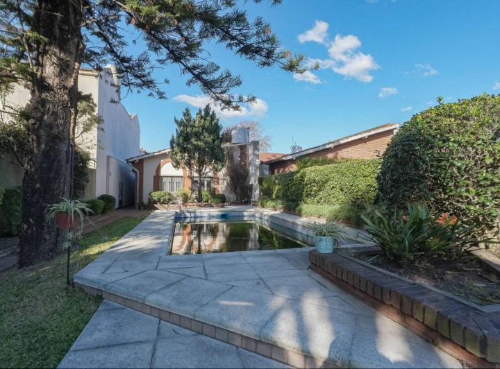 Casa · 220m² · 4 Ambientes · 1 Cochera