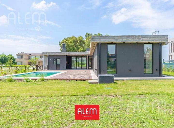 Casa · 219m² · 4 Ambientes · 2 Cocheras