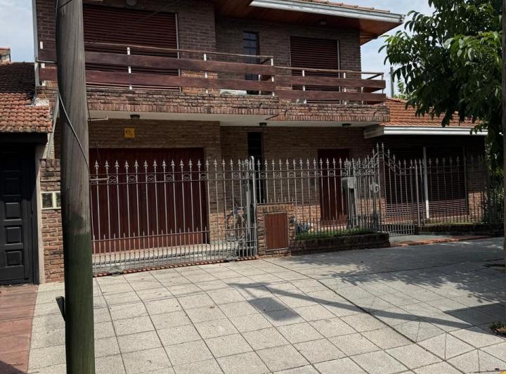 Casa · 300m² · 5 Ambientes · 2 Cocheras