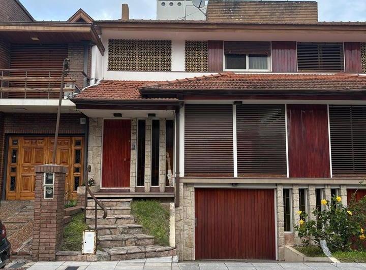 Casa · 220m² · 5 Ambientes · 1 Cochera