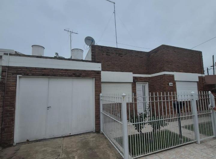 Casa · 100m² · 4 Ambientes · 2 Cocheras