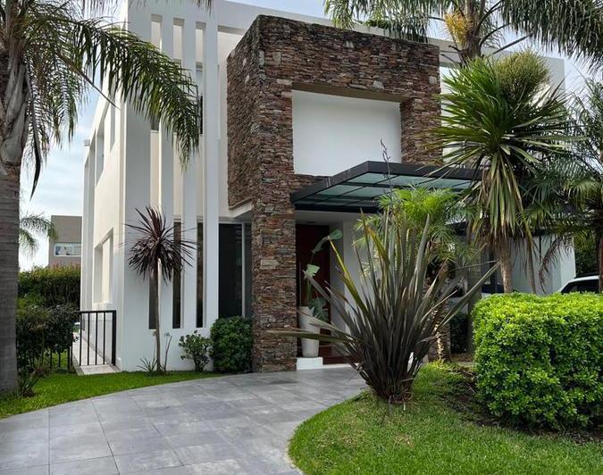 Casa · 220m² · 5 Ambientes · 2 Cocheras
