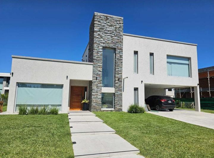 Casa · 290m² · 6 Ambientes · 2 Cocheras