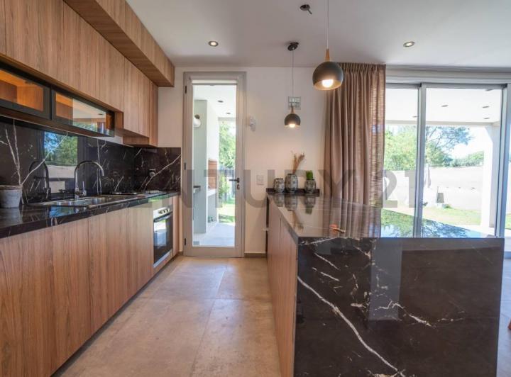 Casa · 173m² · 4 Ambientes · 2 Cocheras