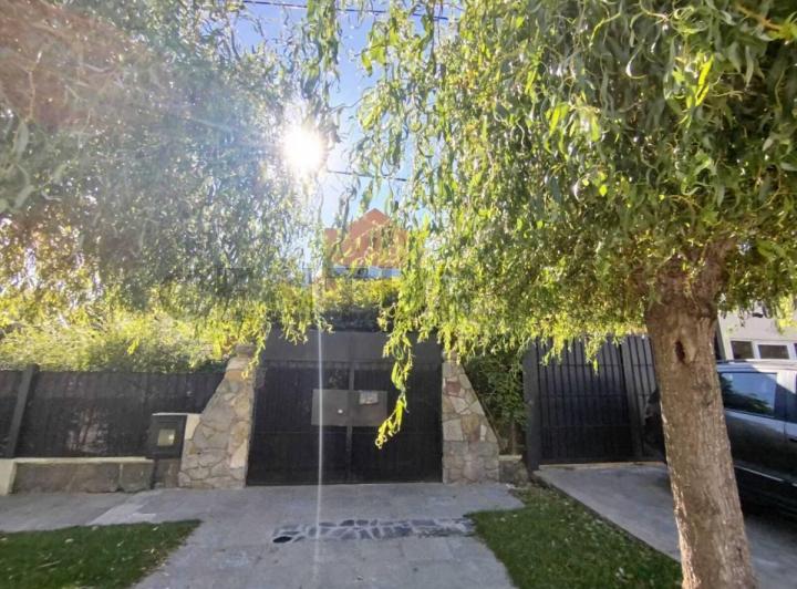 Casa · 80m² · 5 Ambientes · 2 Cocheras