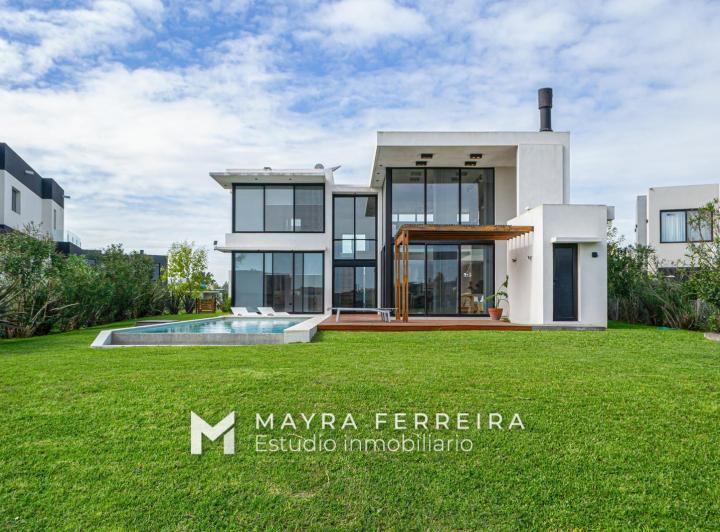 Casa · 300m² · 5 Ambientes · 4 Cocheras