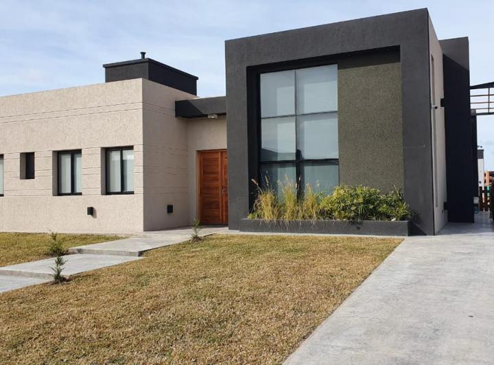 Casa · 220m² · 5 Ambientes · 1 Cochera