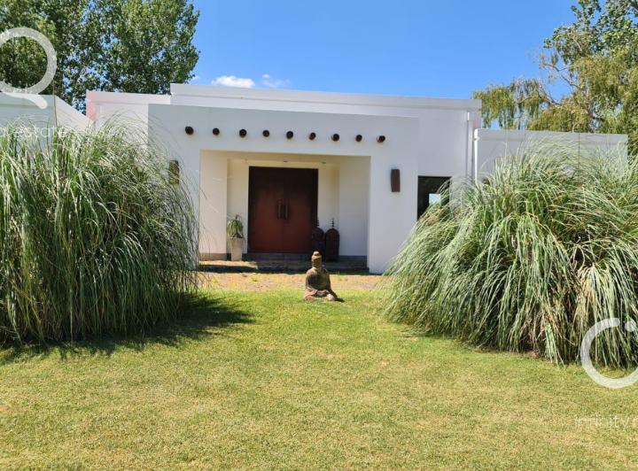 Casa · 360m² · 4 Ambientes · 2 Cocheras