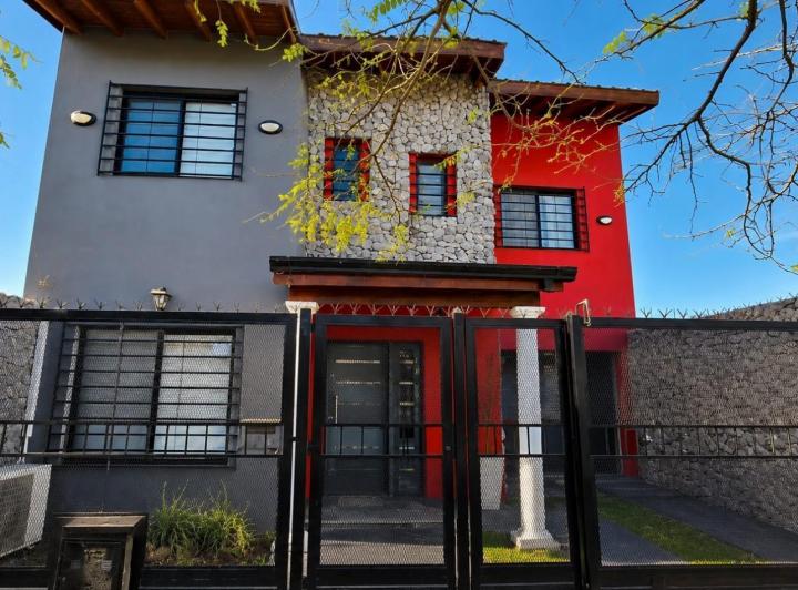 Casa · 200m² · 4 Ambientes · 2 Cocheras