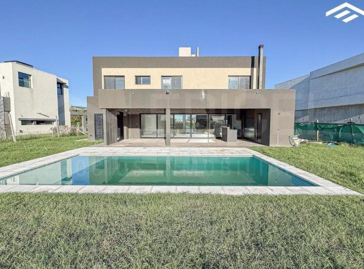 Casa · 269m² · 5 Ambientes · 2 Cocheras