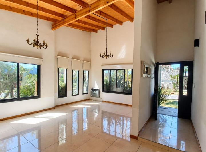 Casa · 98m² · 4 Ambientes · 2 Cocheras