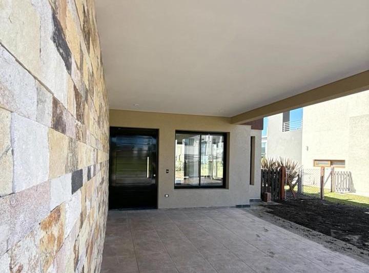 Casa · 133m² · 4 Ambientes · 2 Cocheras