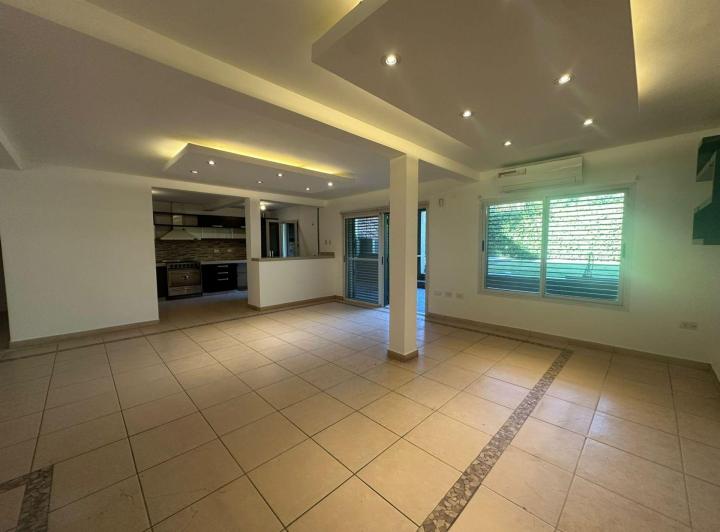 Casa · 240m² · 6 Ambientes · 2 Cocheras