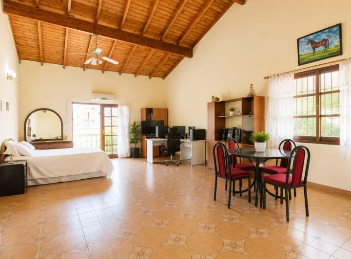 Casa · 385m² · 5 Ambientes · 8 Cocheras