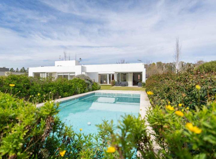 Casa · 180m² · 3 Ambientes · 2 Cocheras