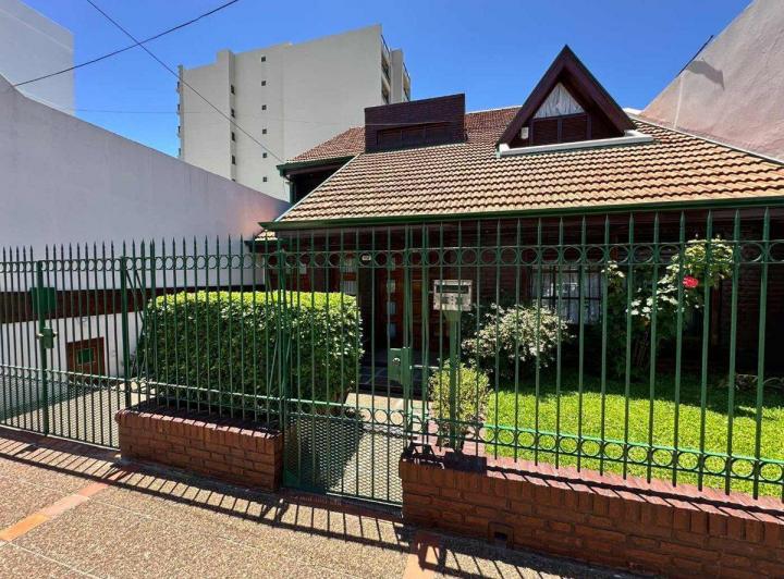 Casa · 300m² · 5 Ambientes · 2 Cocheras