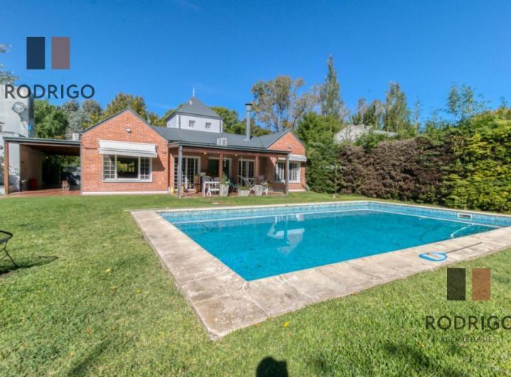 Casa · 180m² · 4 Ambientes · 3 Cocheras