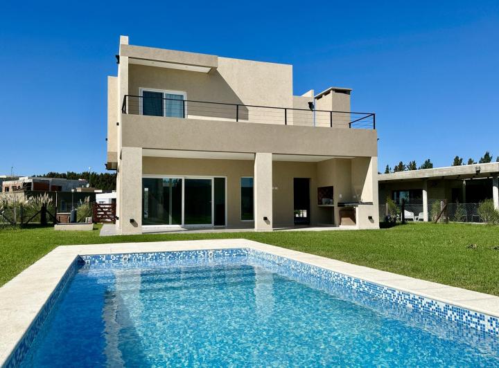 Casa · 136m² · 4 Ambientes · 2 Cocheras