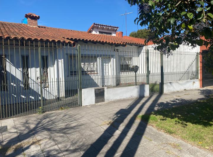 Casa · 90m² · 4 Ambientes · 2 Cocheras